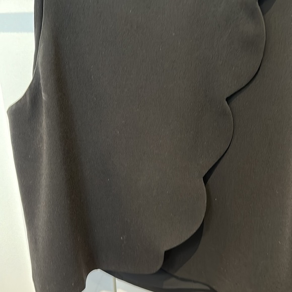 Black cropped, scalloped top - Picture 4 of 6